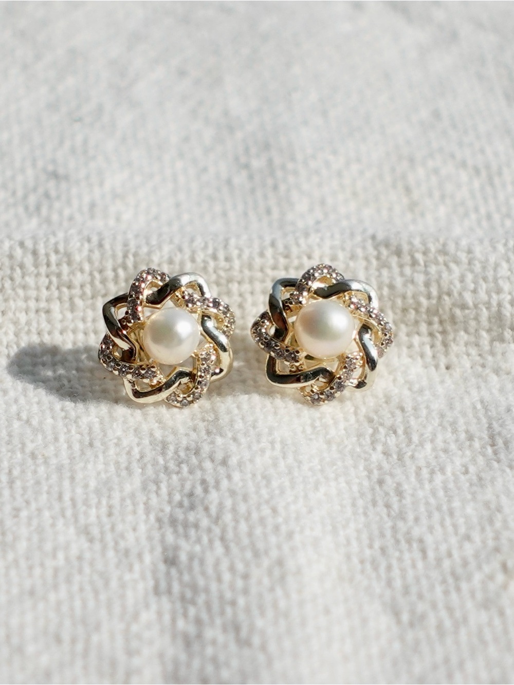 NEW! Pearl and Crystal Flower Stud Earrings - Gold Tone - Picture 1 of 3